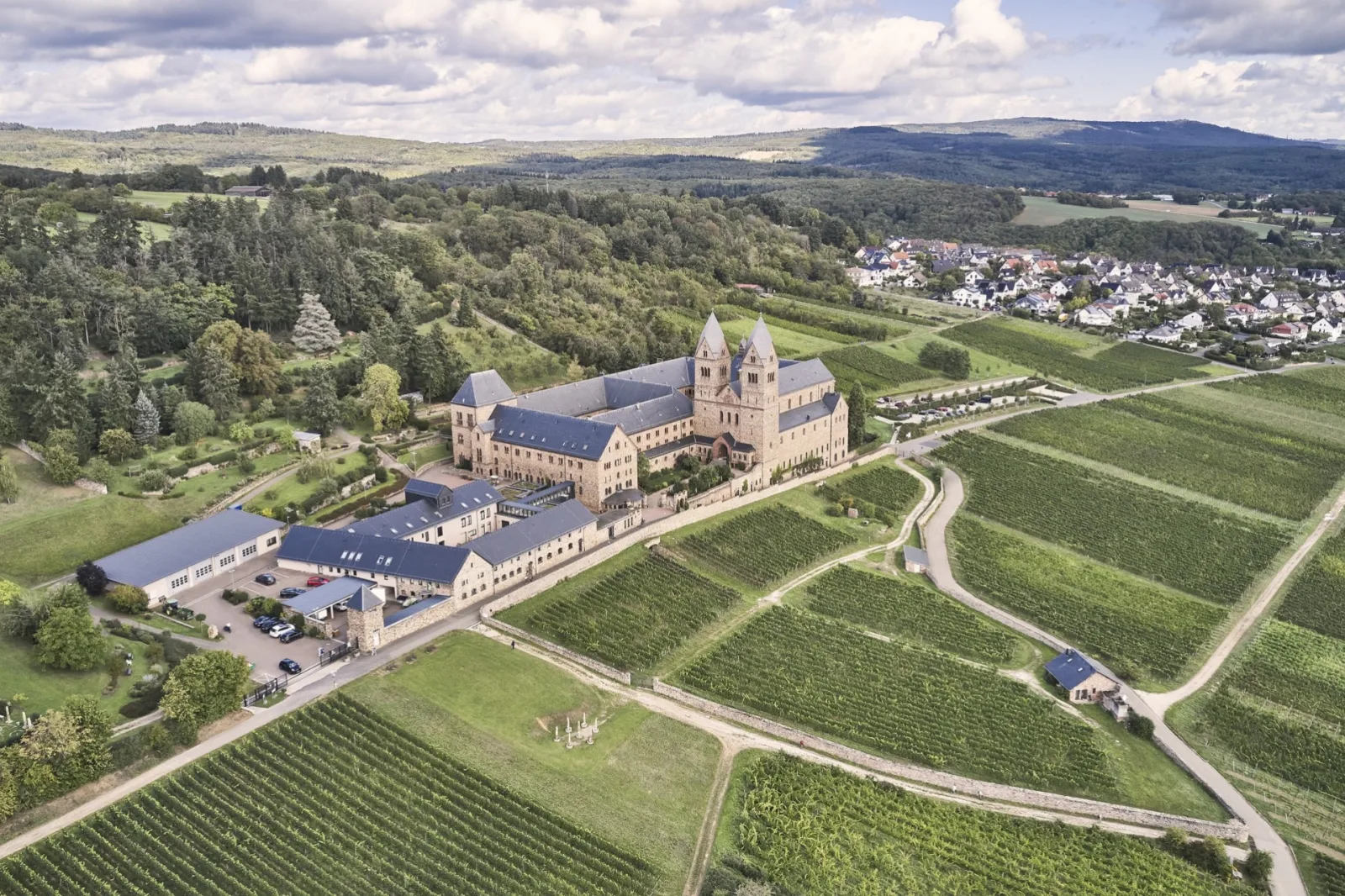 Luftaufnahme der Abtei St. Hildegard oberhalb von R&uuml;desheim-Eibingen, umgeben von Weinbergen