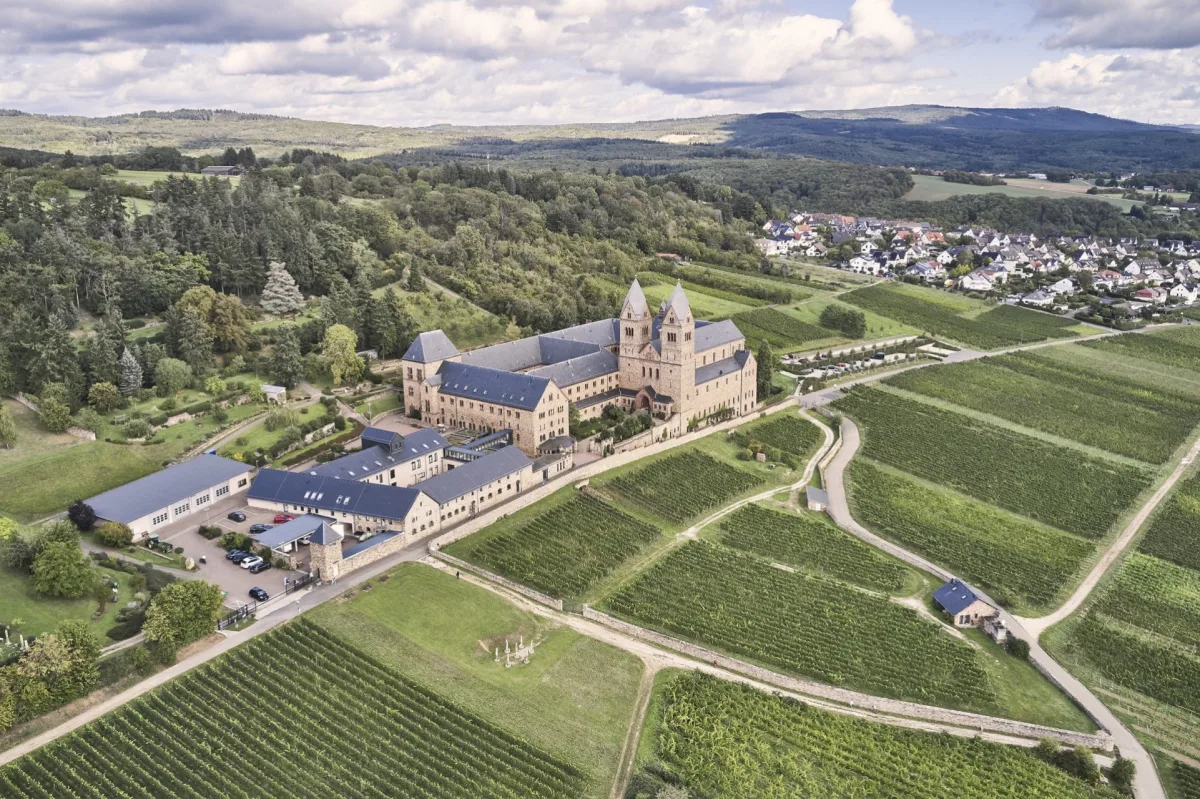 Luftaufnahme der Abtei St. Hildegard oberhalb von R&uuml;desheim-Eibingen, umgeben von Weinbergen