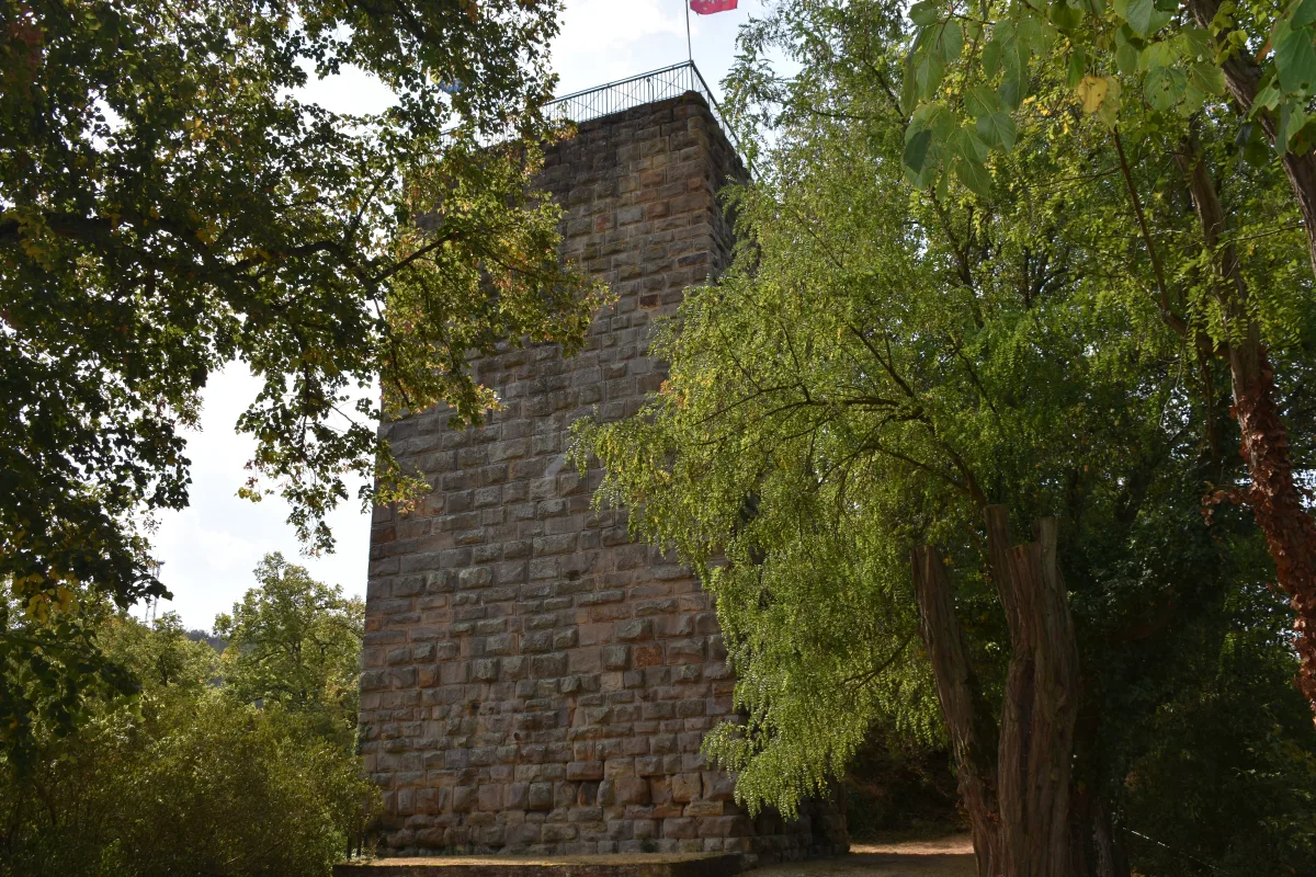 Turm der Burgruine Sponheim