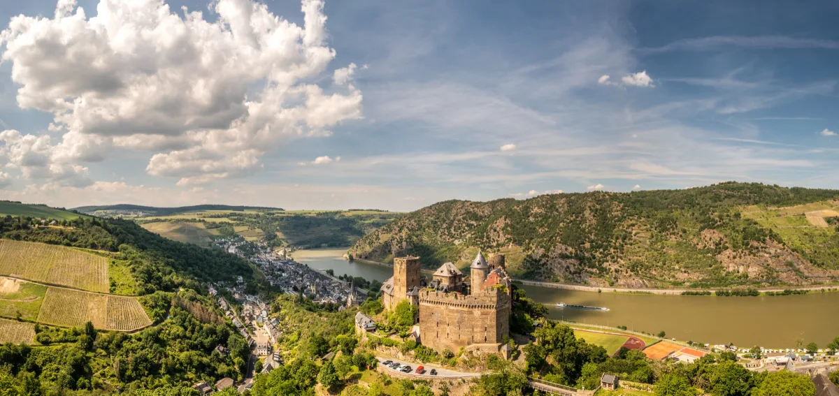 Panoramablick auf Bacharach am Rhein mit Burg Stahleck und Weinbergen