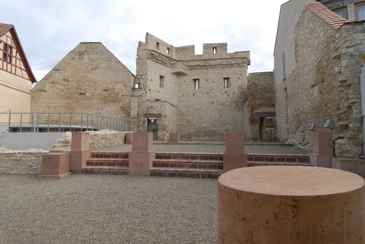 Heidesheimer Tor der Kaiserpfalz Ingelheim mit modernen roten Erg&auml;nzungen im Vordergrund