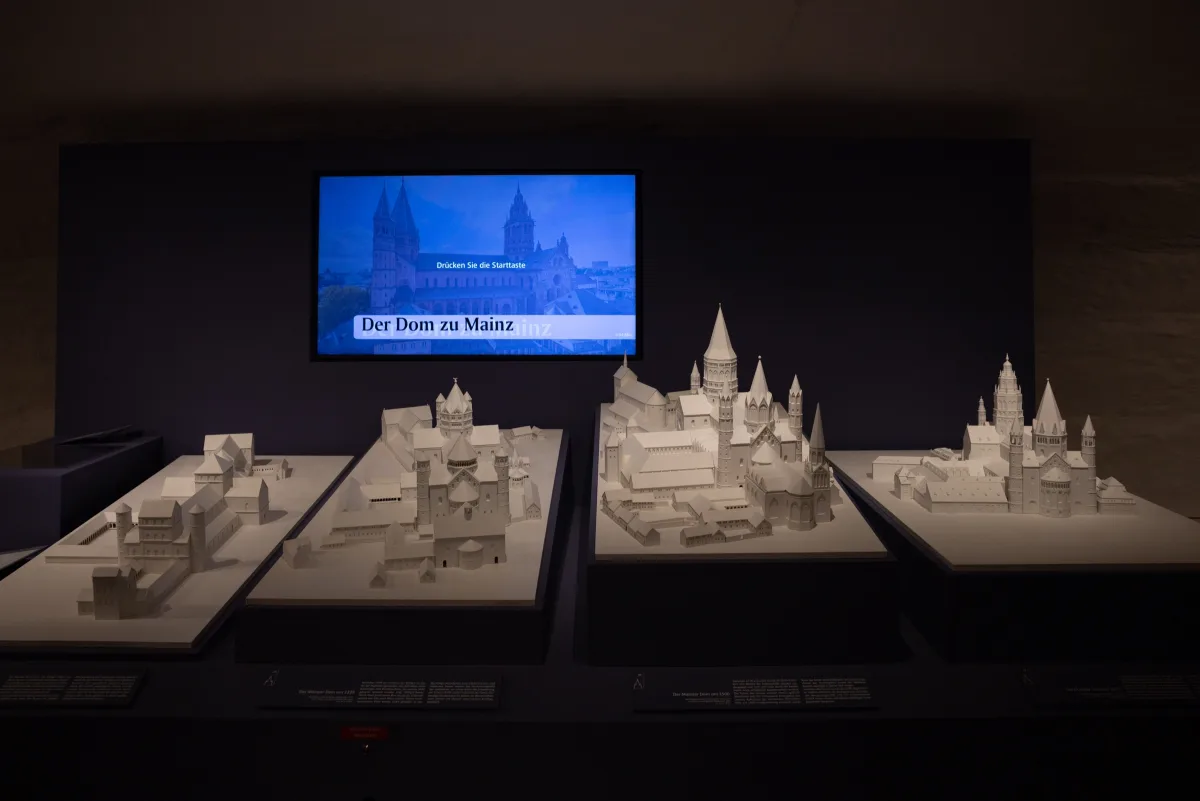 Wei&szlig;e Architekturmodelle des Mainzer Doms in der Ausstellung des Bisch&ouml;flichen Dom- und Di&ouml;zesanmuseums