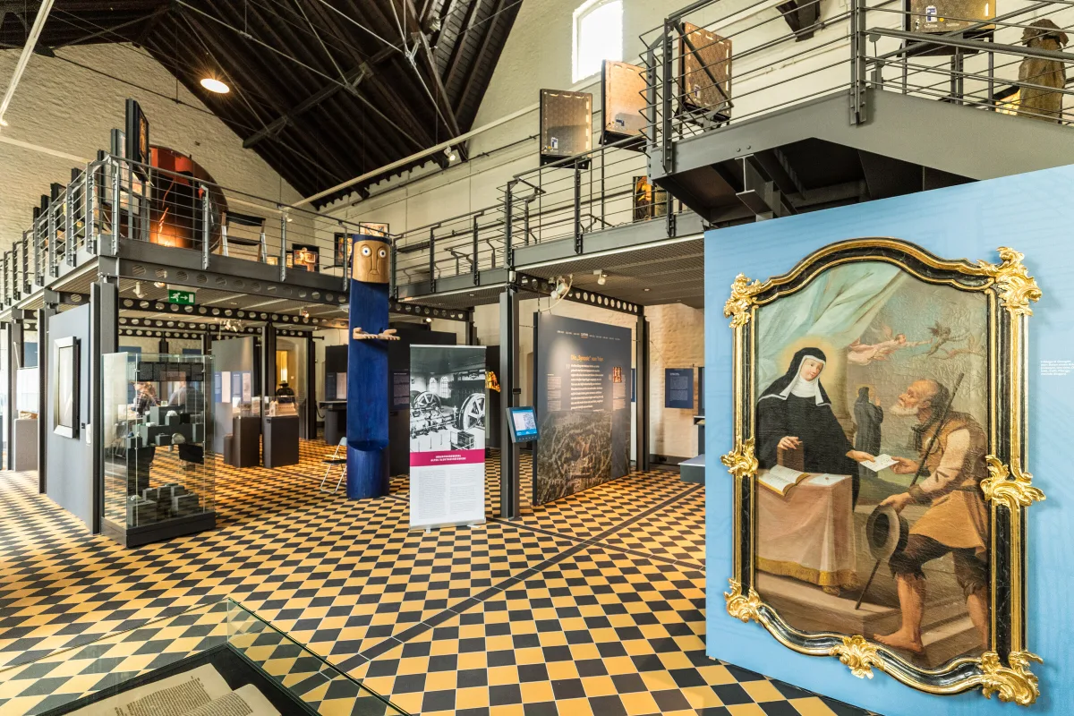 Ausstellungshalle des Museums am Strom in Bingen mit Schachbrettboden, umlaufender Galerie und barockem Hildegard-Gem&auml;lde im Goldrahmen